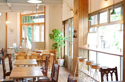 Quán cà phê hiện đại mang cảm giác tươi trẻ.