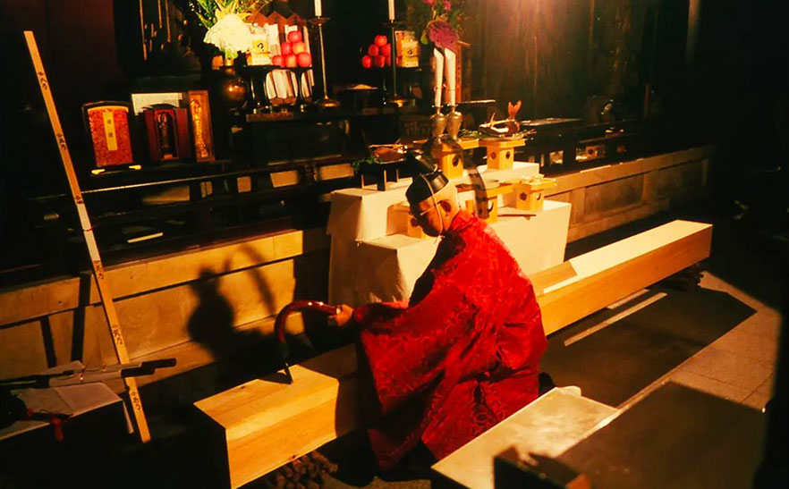 Lễ Khai Rìu (Chonna Hajimeshiki) được tổ chức vào ngày 11/01 hằng năm tại chùa Shitennoji, đánh dấu buổi khởi công của các thợ mộc, do gia tộc Kongo thực hiện.