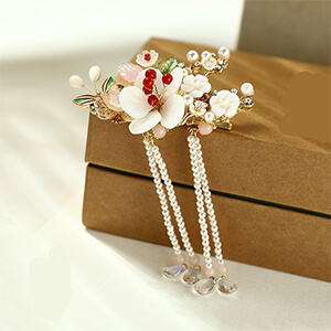 Trâm cài hai trục đính dây trang trí lủng lẳng. Ảnh : ruten.com.tw