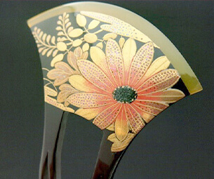 Kỹ thuật sơn mài trên Kanzashi. Ảnh: kanameya.co.jp