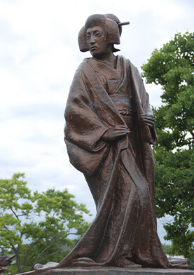 Bức tượng đồng mô tả vai diễn “Hổ nữ – Metora han (女寅はん)” để đời của nghệ sĩ Kabuki Seitaro Onishi.