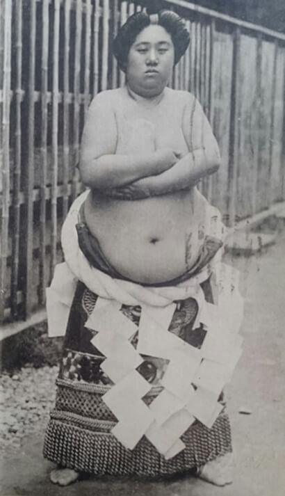 Sumo nữ đạt hạng Yokozuna cao nhất của môn đấu vật này. Sumo nữ đạt hạng Yokozuna cao nhất của môn đấu vật này.
