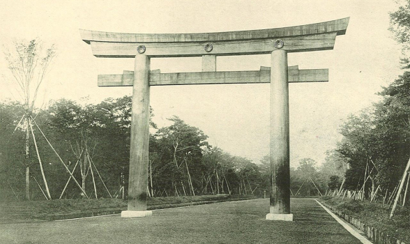 Khung cảnh của cổng Torii ở đền Meiji khi mới được trồng cây hai bên. Khung cảnh của cổng Torii ở đền Meiji khi mới được trồng cây hai bên.