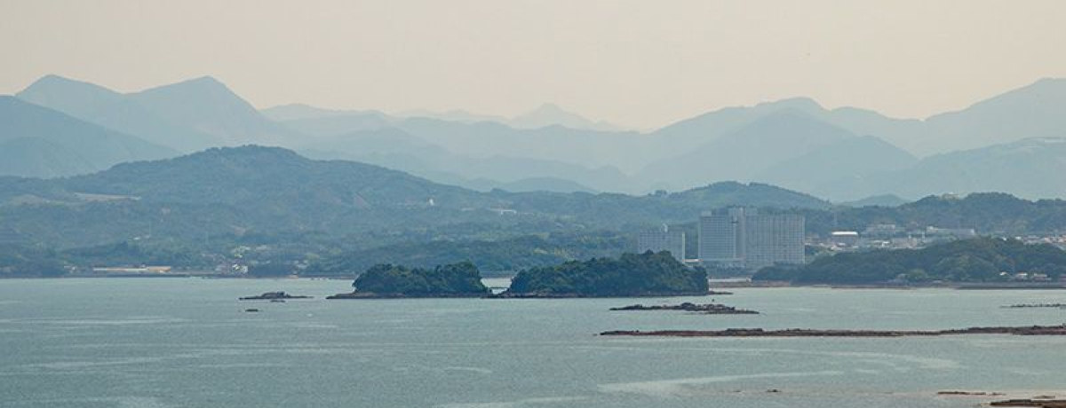 Đảo Kashima với dãy núi Kii ở phía xa. Đảo Kashima với dãy núi Kii ở phía xa.