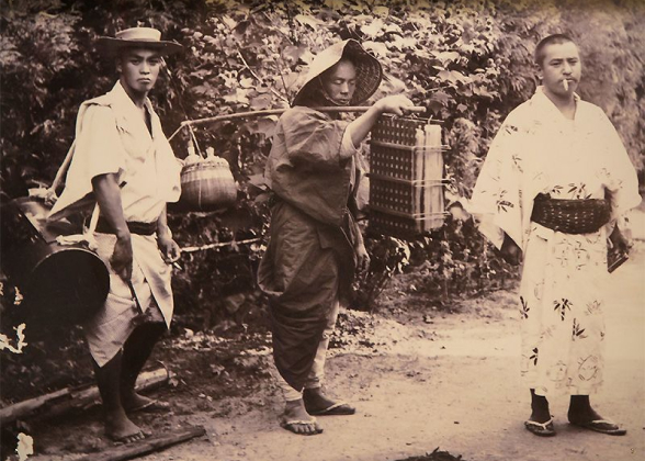 Ông Minakata (bên phải) thực hiện chuyến thu thập mẫu vật ngoài tự nhiên. Ông Minakata (bên phải) thực hiện chuyến thu thập mẫu vật ngoài tự nhiên.