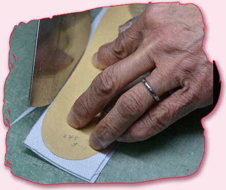 Cắt vải may tất Tabi dựa trên khuôn giấy.