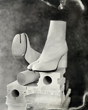 Đôi giày bốt xẻ ngón hiện đại được sáng tạo bởi Maison Margiela lấy ý tưởng từ Tabi.