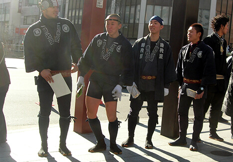 Jika-tabi được mang bởi những người kéo xe Jinrikisha.