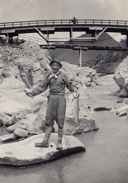 Người câu cá mang Jika-tabi với đế bằng rơm vào năm 1915.