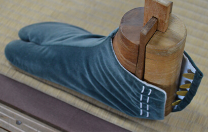 Tất Tabi hiện đại với phần nút cài Kohaze ở phía sau.