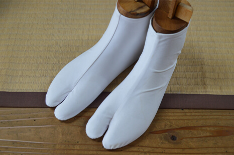 Đôi tất Tabi màu trắng.
