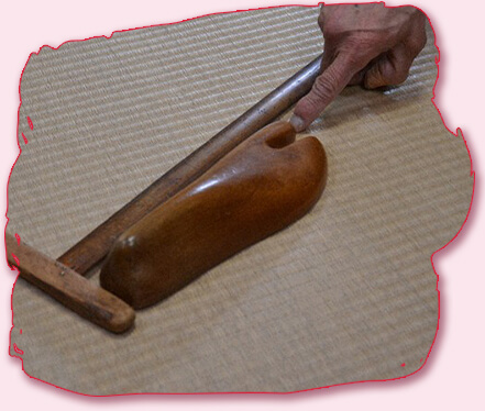 Thước chữ T đo chiều dài chân.