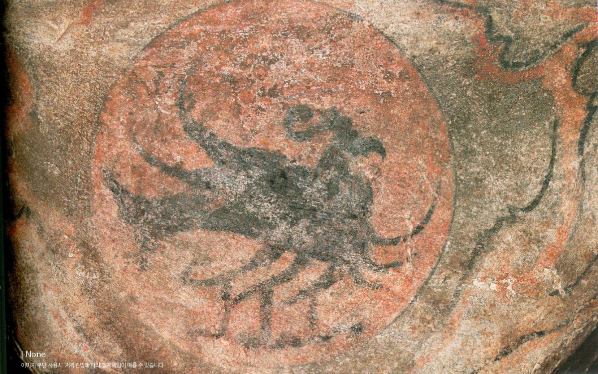 Trong thần thoại Hàn Quốc cũng có quạ ba chân, được gọi là Samjogo. Trong thời kỳ Goguryeo (37 TCN - 668 CN), người ta cho rằng quạ ba chân là biểu tượng của mặt trời và có sức mạnh to lớn, thường đại diện cho Taewang ('Hoàng đế' hoặc 'Vị vua vĩ đại nhất' ) và chủ quyền của Goguryeo.