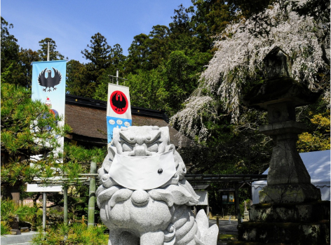 Biểu tượng Yatagarasu tại Kumano Hongu Taisha.