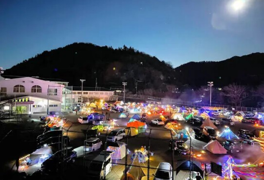 Một sự kiện cắm trại được tổ chức tại trường học dựa trên anime 'Swaying Camp △'.