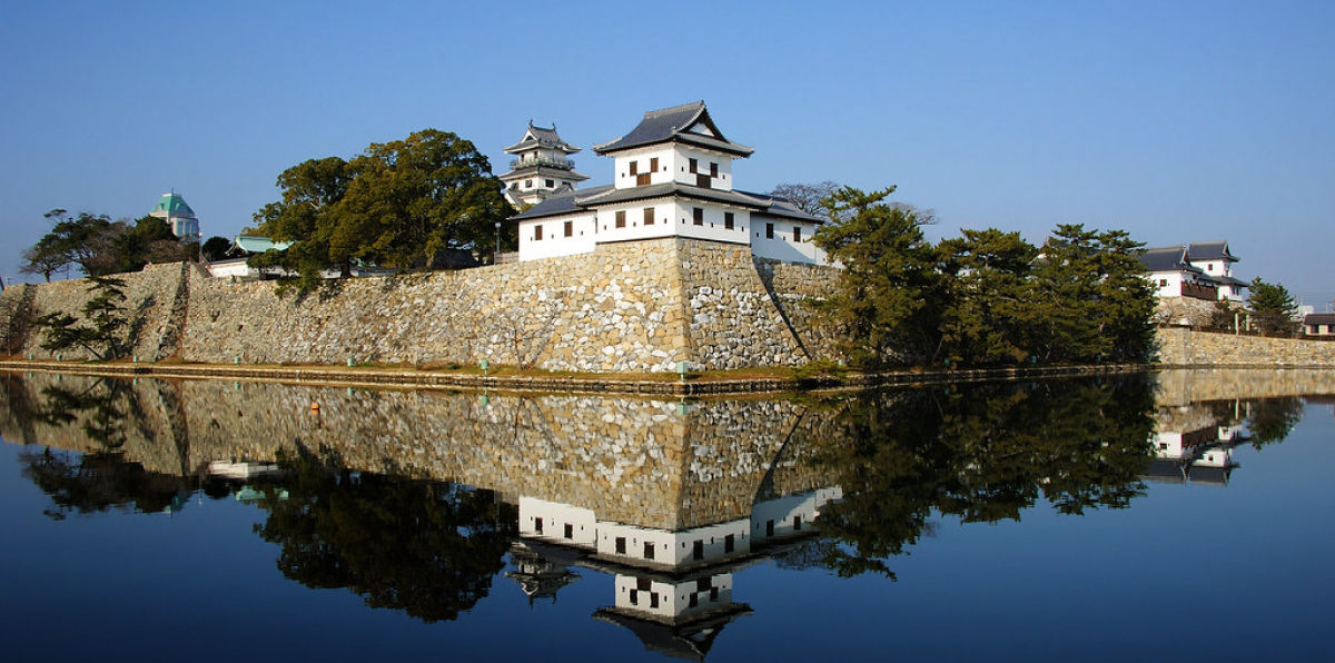 Lâu đài Imabari được xây dựng vào năm 1602 bởi Todo Takatora – người xây thành vĩ đại nhất Nhật Bản, tọa lạc tại trung tâm thành phố Imabari và quay mặt ra Biển nội địa Seto