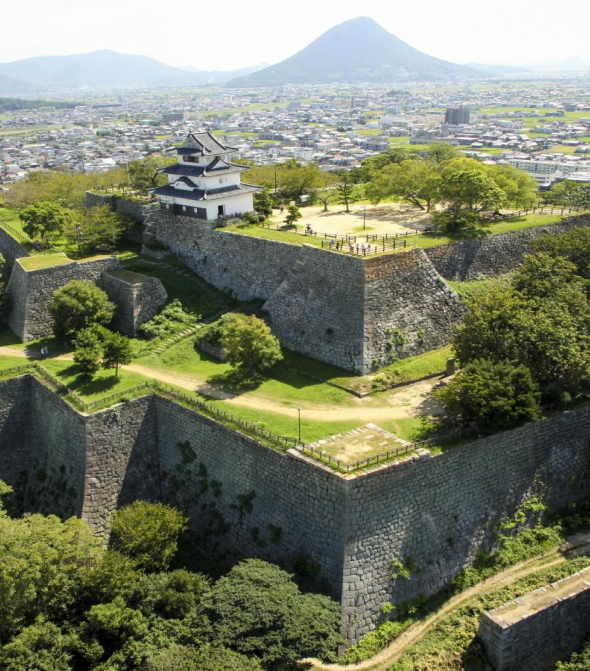 Lâu đài Marugame được xây dựng cách đây hơn 400 năm, nằm trong số 12 lâu đài với tòa tháp chính được xây dựng vào thời phong kiến