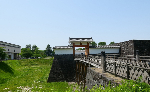 Lâu đài Yamagata (tỉnh Yamagata) là đại diện của một Hirajiro, được xây dựng bởi lãnh chúa Mogami Yoshiaki vào năm 1357