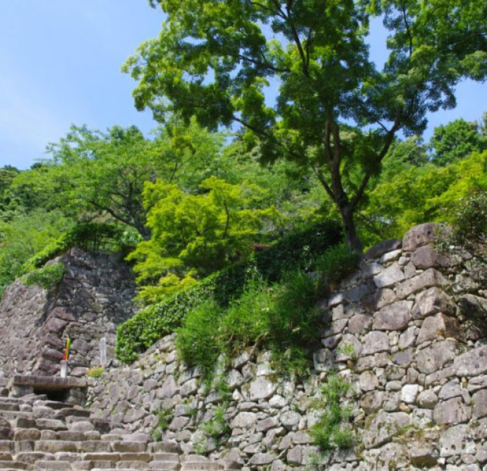 Tàn tích của lâu đài Azuchi ngày nay