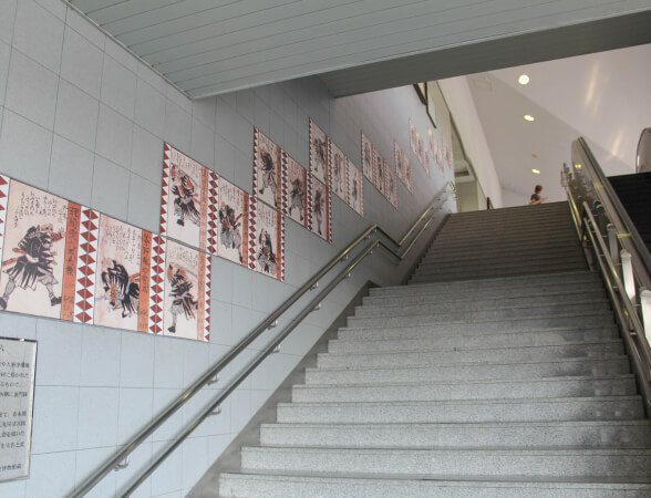 Tranh vẽ 47 Ronin tại ga Banshu Ako.