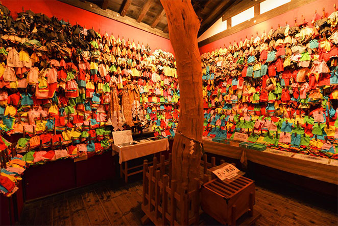 Cây thiêng Goshinboku cùng 1.000 Oshirasama xung quanh. Cây thiêng Goshinboku cùng 1.000 Oshirasama xung quanh.