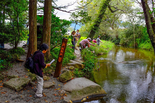 Du khách đang câu Kappa bằng dưa chuột tại hồ Kappa-buchi. Du khách đang câu Kappa bằng dưa chuột tại hồ Kappa-buchi.