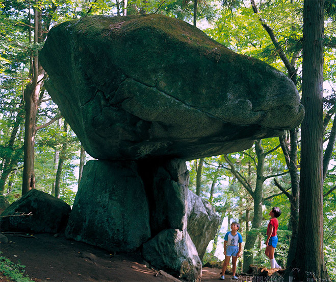 Tảng đá thiêng Tsuzuki. Tảng đá thiêng Tsuzuki.