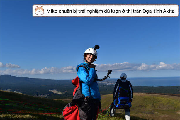 Miko chuẩn bị trải nghiệm dù lượn ở thị trấn Oga, tỉnh Akita