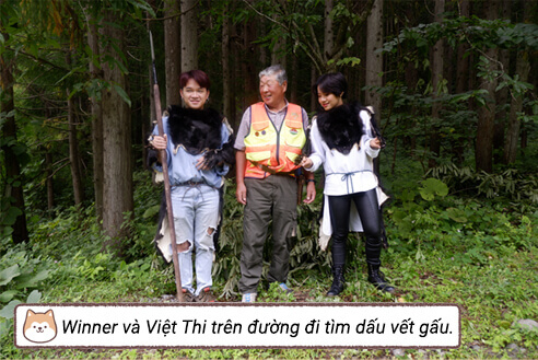 Winner và Việt Thi trên đường đi tìm dấu vết gấu. Winner và Việt Thi trên đường đi tìm dấu vết gấu.