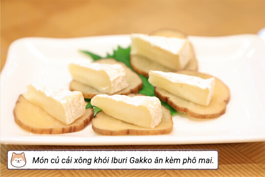 Món củ cải xông khói Iburi Gakko ăn kèm phô mai. Món củ cải xông khói Iburi Gakko ăn kèm phô mai.