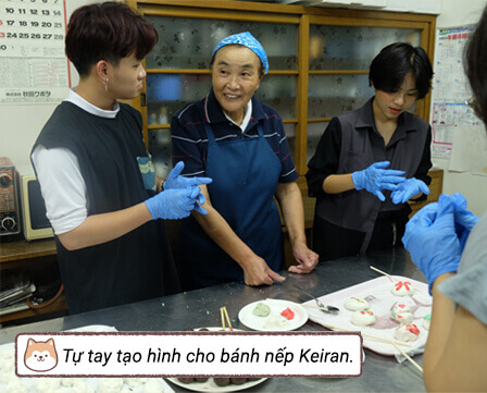 Tự tay tạo hình cho bánh nếp Keiran. Tự tay tạo hình cho bánh nếp Keiran.