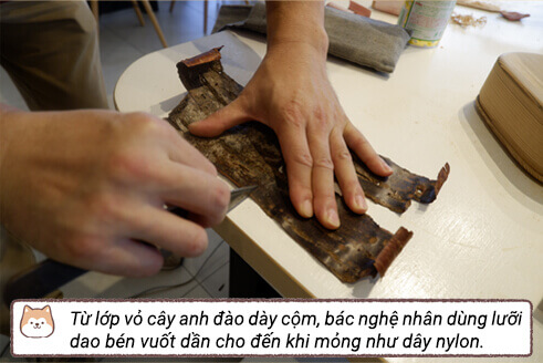 Từ lớp vỏ cây anh đào dày cộm, bác nghệ nhân dùng lưỡi dao bén vuốt dần cho đến khi mỏng như dây nylon. Từ lớp vỏ cây anh đào dày cộm, bác nghệ nhân dùng lưỡi dao bén vuốt dần cho đến khi mỏng như dây nylon.