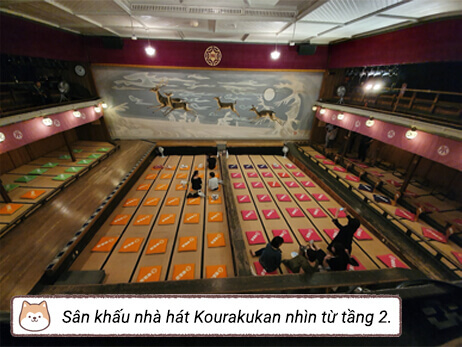 Sân khấu nhà hát Kourakukan nhìn từ tầng 2. Sân khấu nhà hát Kourakukan nhìn từ tầng 2