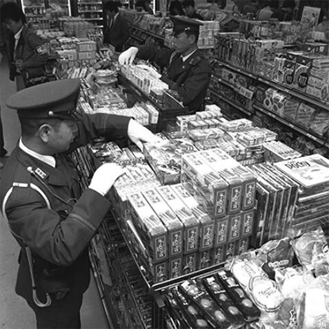 Các nhân viên cảnh sát kiểm tra bánh kẹo được bán tại một cửa hàng ở Tokyo vào tháng 10/1984. Các nhân viên cảnh sát kiểm tra bánh kẹo được bán tại một cửa hàng ở Tokyo vào tháng 10/1984.