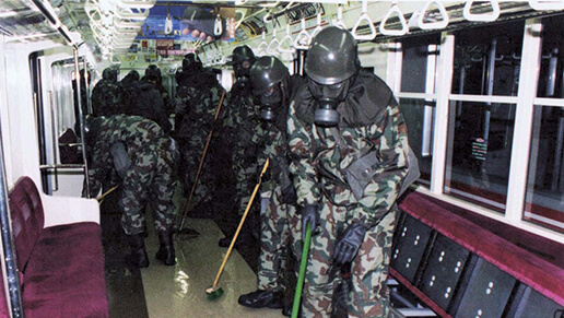 Cảnh sát phải dùng đồ bảo hộ chuyên dụng để không bị ảnh hưởng bởi khí độc sarin. 