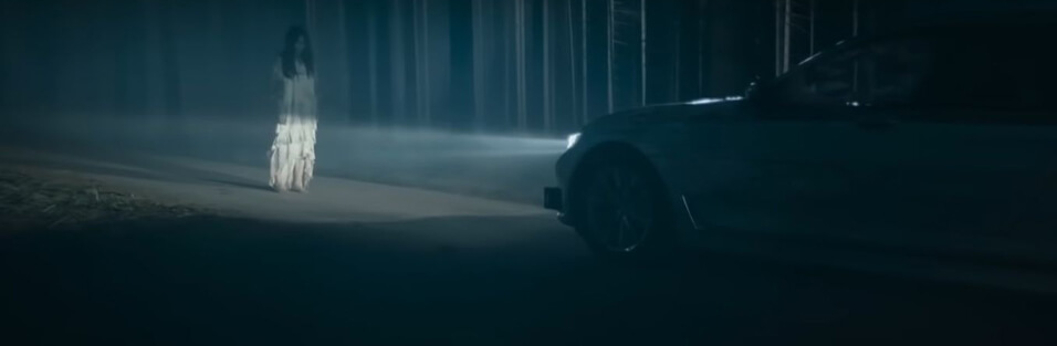 Cuộc gặp gỡ giữa tài xế và cô gái lạ ở gần nghĩa trang Aoyama. Cuộc gặp gỡ giữa tài xế và cô gái lạ ở gần nghĩa trang Aoyama.