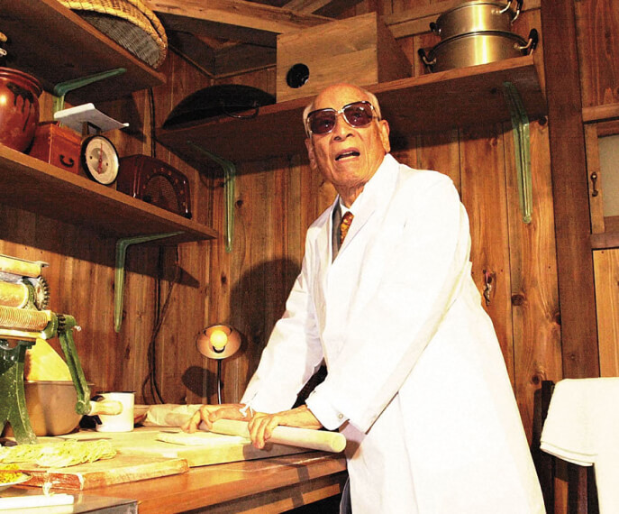 Ông Ando Momofuku tái hiện cảnh làm mì ăn liền. Ông Ando Momofuku tái hiện cảnh làm mì ăn liền.