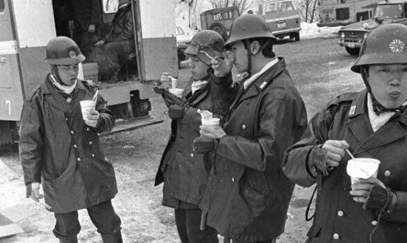 Cảnh sát Nhật thưởng thức mì Cup Noodles trong lúc phá vụ án Asama-Sanso. Cảnh sát Nhật thưởng thức mì Cup Noodles trong lúc phá vụ án Asama-Sanso.