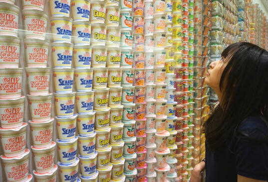 Cup Noodles ra đời nhờ vào chuyến bán hàng tại Hoa Kỳ. Cup Noodles ra đời nhờ vào chuyến bán hàng tại Hoa Kỳ.