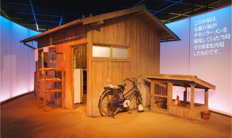 Xưởng nhỏ sau nhà, nơi Ando Momofuku phát minh ra mì ăn liền được tái hiện tại Bảo tàng Mì ăn liền ở Osaka. Xưởng nhỏ sau nhà, nơi Ando Momofuku phát minh ra mì ăn liền được tái hiện tại Bảo tàng Mì ăn liền ở Osaka.