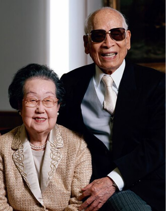 Ông Ando Momofuku và vợ Masako. Ông Ando Momofuku và vợ Masako.