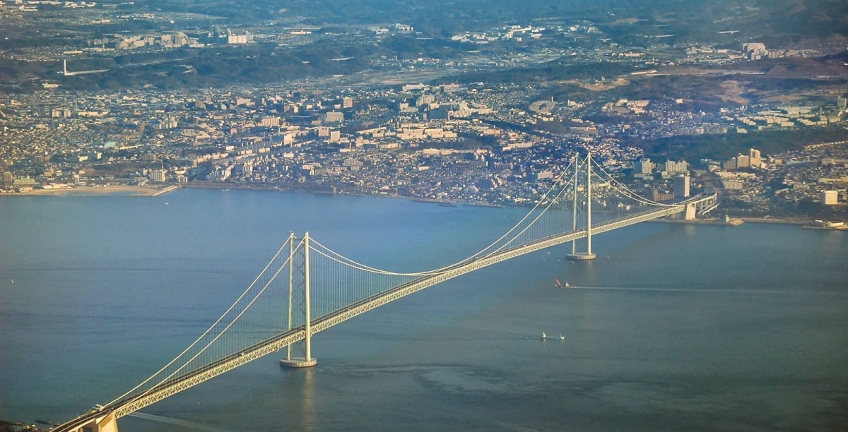 Cầu treo Akashi Kaikyo nối liền Awajishima và Kobe