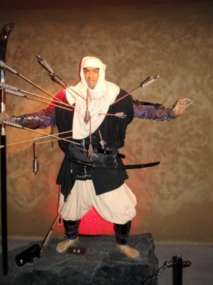 Bức tượng miêu tả cảnh Benkei chắn mũi tên cho Yoshitsune