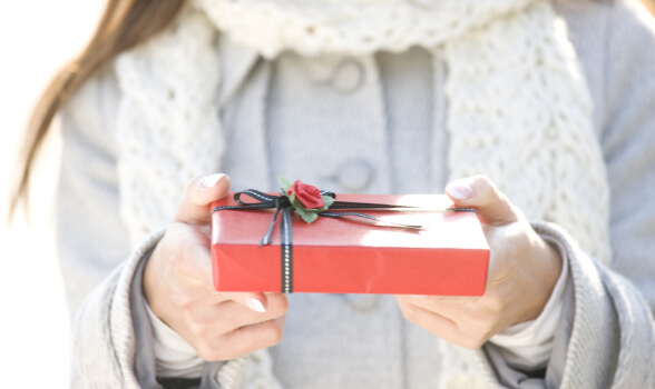 Ở Nhật Bản, chỉ phái nữ tặng quà cho nam giới vào Valentine. Ở Nhật Bản, chỉ phái nữ tặng quà cho nam giới vào Valentine.