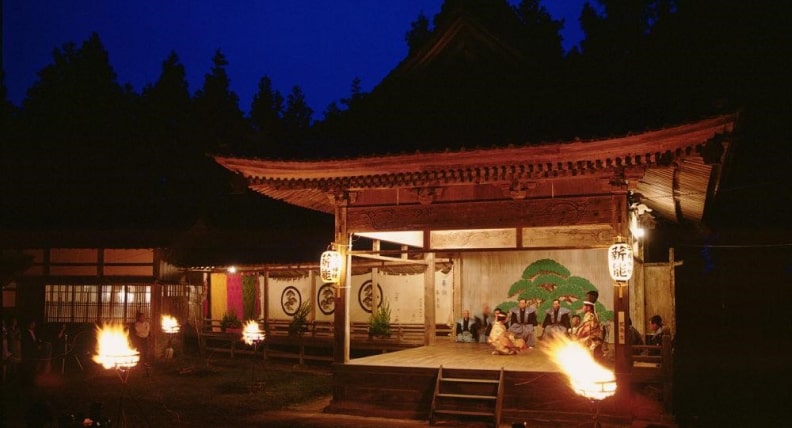 Đền Kusakari và sân khấu kịch Noh được xây dựng trước thời Minh Trị.