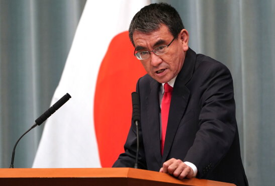 Bộ trưởng Taro Kono là người quyết liệt loại bỏ đĩa mềm. Bộ trưởng Taro Kono là người quyết liệt loại bỏ đĩa mềm.