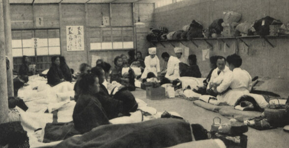 Mọi người được chăm sóc tại bệnh viện tạm thời ở Tokyo.