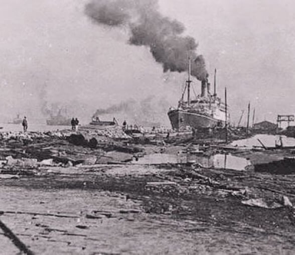 Bến cảng nơi tàu “Empress of Australia” nhổ neo, đã bị đổ sập sau trận động đất.