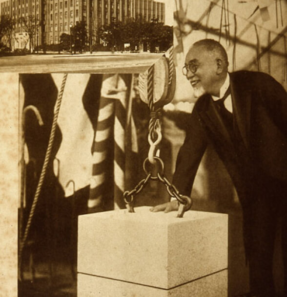 Goto Shinpei đặt viên đá nền cho Tòa nhà Viện Nghiên cứu Thành phố Tokyo/ Hội trường Công cộng Tokyo.