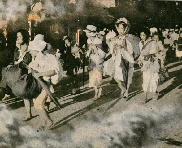 Dòng người tị nạn đang chạy trốn khỏi khu vực nguy hiểm.